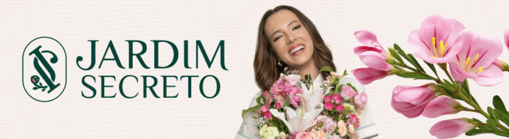 Banner superior do produto. Segue a descrição do conteúdo: Você está caminhando em uma floresta escura… se sentindo perdida, sozinha, cansada. Finalmente você repara em algo diferente, algo escondido em meio às árvores.

É uma porta, que parece ter um brilho especial. Você sente um chamado lá do fundo da sua alma para caminhar e abrir aquela porta misteriosa.

Quando toma coragem e abre, você nem consegue acreditar no que os seus olhos estão vendo… É um lindo jardim, cheio de flores, de cores, de VIDA!

Você imediatamente sabe, tem a plena certeza, de que encontrou o seu refúgio. Sente que está no lugar certo, na hora certa; e que os dias de escuridão, solidão, angústia… chegaram ao fim.

Esse é o sentimento de entrar no Jardim Secreto. Você terá em mãos o caminho certo para se renovar, despertar a sua luz, seu brilho e manifestar os seus maiores sonhos.

Tudo isso em um método 100% online, com aulas para assistir a qualquer hora, de qualquer lugar. Com apenas 15 minutinhos por dia acompanhando o método, a sua vida será transformada.

E você não estará sozinha no Jardim. Outras mulheres estarão trilhando esse caminho com você, te impulsionando, te motivando! Além de uma fada madrinha, uma tutora que vai pegar na sua mão e te ajudar de pertinho.

A porta está se abrindo, um mundo novo te espera… Chegou a hora de dar o primeiro passo.