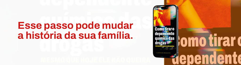Banner superior do produto. Segue a descrição do conteúdo: Querida família 

Se está cansada de sofrer e quer tirar quem você ama das drogas mesmo que hoje ele não queira, sem ficar se sentindo culpada e perdida sem saber o que fazer.

ESTE LIVRO É O QUE VOCÊ PRECISA PARA TE AJUDAR.


 Preste muita atenção no que eu vou te mostrar agora:

 Você está preste para ter acesso ao livro que vai te ensinar:

* Estratégias práticas para saber como agir com dependente
químico e gerar nele o desejo de sair das drogas

* O Guia dos gatilhos mentais para não cair mais nas mentiras e
manipulações do dependente químico e saber como agir nesses
momentos

* Entender que uma vez por todas porque o dependente químico
não aceita ajuda e como reverter isso

* Aprender como se posicionar colocar limites para que ele sinta as
consequências do próprio uso de drogas sem você precisar ficar
brigando com ele

 *Acesso a um grande repertório de comunicação para saber as
exatas palavras que deve dizer  para o dependente químico  e gerar
nele a necessidade de sair das drogas

E a melhor parte

 Tudo isso em uma leitura dinâmica sem blá blá blá, tudo direto ao
ponto para você colocar em prática imediatamente e tirar quem você ama das drogas.