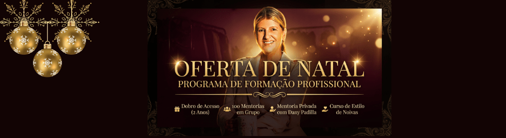 Banner superior do produto. Segue a descrição do conteúdo: INICIE NA CARREIRA QUE MAIS CRESCE NA MODA E ATENDA SEUS 1ºs. CLIENTES EM ATÉ 20 DIAS, MESMO SAINDO DO ZERO E NUNCA TENDO ESTUDADO MODA!

Descubra passo-a-passo como iniciar sua carreira, aprendendo de forma divertida, segura e econômica, como ter SUCESSO trabalhando com MODA! Independentemente da sua idade ou tamanho da sua cidade e mesmo não tendo o padrão de beleza imposto pela sociedade ou morando em qualquer parte do mundo, você verá RESULTADOS!

VOCÊ IRÁ APRENDER COMO TER RESULTADO JÁ NAS PRIMEIRAS AULAS E IR AUMENTANDO SEU FATURAMENTO CONFORME AVANÇA NO TREINAMENTO:

Descubra como ser uma Referência de Estilo sem ser vítima da moda e aprenda como se vestir bem gastando pouco.

Aprenda como vencer a timidez e eliminar seus medos e inseguranças para gravar vídeos, conquistar clientes e iniciar uma nova carreira na moda.

Conheça estratégias poderosas para iniciar sua carreira, divulgar e vender seus serviços, conquistando seus primeiros clientes com pouquíssimo investimento.

Descubra as ramificações e o potencial que esse conhecimento te trará e conquiste clientes mesmo que você more numa cidade pequena ou em um local que acredite não ter campo para esse serviço.

Receba seu passo-a-passo para fazer sua transição de carreira de CLT para Empreendedora da Moda com segurança e tranquilidade.

Aprenda como montar e multiplicar looks com segurança e de acordo com seu estilo pessoal e tipo de corpo e entenda o poder de transformar peças erradas em looks certos para o seu corpo e das suas clientes. Inclui Técnicas de Atendimento e Marketing Pessoal que tornarão você uma Encantadora de Clientes.

Trajes: aprenda o que vestir em cada ocasião e tenha segurança para ser a pessoa mais bem vestida em todas as situações. Aprenda ainda o segredo para misturar cores, 

texturas e estampas na medida certa e descubra o conceito de Psicologia do Vestir: o que suas roupas dizem sobre você e como evitar as armadilhas da moda.

Método AVM (Acelerador de Vendas de Moda): torne-se a solução do lojista da sua região e ajude-o a aumentar sua lucratividade através das técnicas de estilo.

E muito mais.