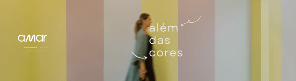 Banner superior do produto. Segue a descrição do conteúdo: Além das Cores é um convite para enxergar a pintura e as cores com outros olhos — como ferramentas poderosas para transformar, valorizar e dar alma aos seus projetos.

Neste curso, vamos expandir suas possibilidades e treinar seu olhar para que você consiga escolher cores, combinações e recursos de forma mais intuitiva, sensível e confiante. A ideia não é te ensinar regras fixas ou teoria pura — aqui, o foco é mostrar, na prática, como a pintura pode ser protagonista nos espaços e como você pode usá-la de maneira criativa, acessível e cheia de personalidade.

Você vai conhecer diferentes projetos, aplicações e estratégias visuais que vão te inspirar a pensar fora da caixinha e a levar mais vida, identidade e afeto aos seus ambientes.

Não é sobre decorar fórmulas, é sobre sentir, testar e se permitir criar.

Este não é apenas um e-book.

Você está levando um guia prático e visual, com mais de 100 páginas de conteúdo autoral, imagens reais de projetos, métodos que aplicamos no dia a dia e, como complemento, vídeos exclusivos que mostram nossos processos, escolhas de cores, bastidores e visitas guiadas por ambientes que criamos.

Criamos este material para quem quer ir além da teoria e entender como a pintura e o uso da cor transformam espaços de forma afetiva, técnica e acessível.