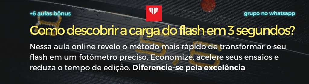 Banner superior do produto. Segue a descrição do conteúdo: Descubra, em uma aula teórica e prática em estúdio, a forma correta de calcular a carga do flash portátil em apenas 3 segundos, sem fotômetros, trenas, chutes, decorebas ou qualquer cálculo! Método inédito e original, acesso durante 1 ano!