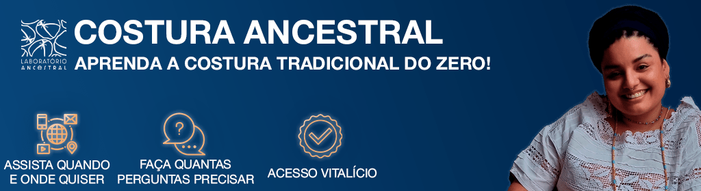 Banner superior do produto. Segue a descrição do conteúdo: No curso do Laboratório Ancestral, você aprenderá com Lara Leão, Iyawô da Casa de Oxumarê e fundadora da Afeyka. O Costura Ancestral é uma imersão profunda na arte sagrada de confeccionar as roupas tradicionais de Candomblé e o Rum dos Orixás, partindo do zero. É uma oportunidade única para aprender técnicas tradicionais e simbólicas da confecção das nossas roupas.

O curso é composto por Cinco módulos, Primeiros Passos, Técnicas, Básico, Intermediário e Avançado, que te guiarão em sua jornada desde os fundamentos da costura até a confecção de peças complexas.

O que é a costura tradicional de candomblé?
São técnicas passadas por gerações do povo de santo, e se revertem não só em roupas mas na história da nossa religião e na representação dos ensinamentos das nossas famílias de Asè.

O que o curso oferece?
No curso Costura Ancestral, os participantes aprendem:
1. Técnicas básicas e avançadas: Desde o manuseio da máquina até a confecção de peças completamente de entremeio.
2. Processo de criação: Como transformar ideias em roupas, respeitando as tradições.

Ministrado por Lara Leão
A professora Lara Leão acumula mais de 10 anos na costura e 3 anos de docência. Sua abordagem une o ensino técnico com a transmissão de saberes ancestrais, garantindo que os alunos não apenas aprendam a fazer as peças, mas também compreendam seu significado.

Para quem é o curso?
O curso é aberto a todos que desejam aprender a costurar, independentemente de terem experiência prévia. É especialmente indicado para:

- Membros de comunidades de terreiro que desejam confeccionar suas próprias roupas ou fazer disso um negócio.
- Pessoas que já trabalham com costura de candomblé e querem aprofundar seu conhecimento.
- Interessados em geral que queiram se conectar com a cultura afro-brasileira e suas tradições.