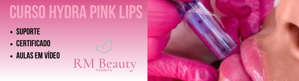 Banner superior do produto. Segue a descrição do conteúdo: O curso de Hydra Pink Lips tem por objetivo além da hidratação, a regeneração labial, que é feita com um protocolo de produtos desenvolvidos exclusivamente para esse procedimento.

E uma oportunidade de aprender técnicas para entregar um tratamento a mais aos seus clientes.
 
Esses cursos podem ser úteis para profissionais de beleza que desejam expandir seus conhecimentos e oferecer serviços adicionais aos clientes, bem como para indivíduos que desejam melhorar a saúde e a aparência de seus lábios.