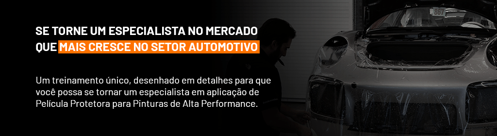 Banner superior do produto. Segue a descrição do conteúdo: Este treinamento cuidadosamente elaborado foi projetado para conduzi-lo rumo à maestria na aplicação de Películas Protetoras para Pinturas, abordando todos os detalhes essenciais.

Desenvolva uma compreensão profunda da estrutura e comportamento das diversas películas disponíveis, mergulhando no âmago da nanotecnologia que fundamenta suas composições.

Aprenda, passo a passo, o processo de aplicação das distintas categorias de películas, assim como a seleção e utilização das ferramentas ideais para conquistar um resultado de aplicação impecável.

Enriqueça seus conhecimentos através de um acervo de aulas envolventes, repletas de exemplos práticos minuciosamente ilustrados. Tenha a liberdade de assistir quantas vezes desejar, permitindo pausas e revisões nos pontos de maior interesse, sempre que julgar conveniente.

Desfrute de insights valiosos, truques perspicazes e técnicas refinadas, acumulados ao longo de 15 anos de experiência e a partir de cursos de aprimoramento internacionalmente reconhecidos.

Conte com suporte contínuo por meio de nosso portal dedicado, onde a melhor equipe do Brasil está pronta para elucidar qualquer dúvida que possa surgir durante sua jornada como aplicador.

Ao completar com êxito 100% do treinamento, receberá uma certificação oficial emitida pela STEK, validando seu domínio a nível nacional e atestando suas habilidades recém-adquiridas.