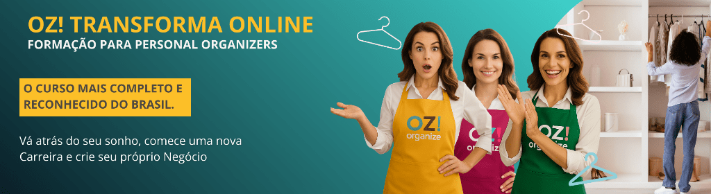 Banner superior do produto. Segue a descrição do conteúdo: Curso completo de formação para Personal Organizer, com aulas gravadas do OZ! Transforma Presencial, aulas extras e materiais de apoio, e com direito a certificado.
Este curso é o mais completo do país, criado pela equipe da OZ e por uma das mais experientes instrutoras do país, a Personal Organizer e Mentora, Irene Loureiro.
O curso inclui diversos módulos, passando pela parte prática, marketing e negócios, especialização em Mudanças e muito mais.
A OZ! lançou seu primeiro curso de formação em 2006 e de lá para cá, tornou-se a maior autoridade do Brasil, na formação e capacitação de mais de 20.000 Personal Organizers.
Este é um curso que tem seu valor original acima de R$3000, mas que resolvemos disponibilizar temporariamente por este valor promocional, então não perca esta oportunidade.