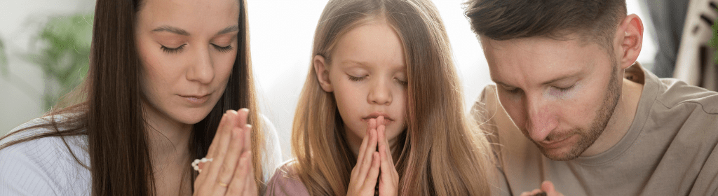 Banner superior do produto. Segue a descrição do conteúdo: VOCÊ RECEBERA ALEM DO DEVOCIONAL SOU FILHO DE DEUS, MAIS 3 LIVROS QUE VÃO EDIFICAR SUA VIDA POR COMPLETO: SÃO ELES "A IMPORTANCIA DA FÉ NO MINISTERIO CRISTÃO, OS QUE NÃO HERDARÃO O REINO DE DEUS E AS SEIS ORAÇÕES QUE DEUS NÃO HOUVE. ESSE MATERIAL IRA EDIFICAR A SUA VIDA E TE APROXIMARA DE DEUS E VERÁ SUAS PROMESSAS SE CUMPRIREM NA TUA VIDA.