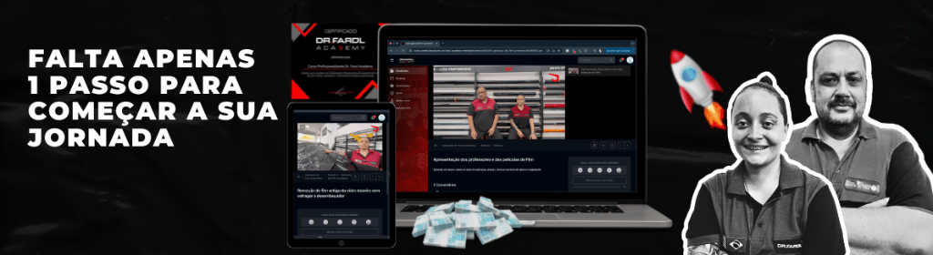 Banner superior do produto. Segue a descrição do conteúdo: Curso de Aplicação de Film Automotivo - Aprenda tudo sobre aplicação de películas automotivas com um curso prático e direto. Você vai aprender desde as ferramentas necessárias até técnicas avançadas, incluindo:

Cortes de película e aplicação em vidros de passageiro, traseiro e motorista.
Remoção de películas antigas sem danificar os componentes do veículo.
Uso de plotter para cortes precisos.
Com dicas extras de prevenção e cuidados para garantir a qualidade do serviço, este curso é ideal para quem deseja se especializar ou iniciar um negócio no ramo de filmes automotivos.
