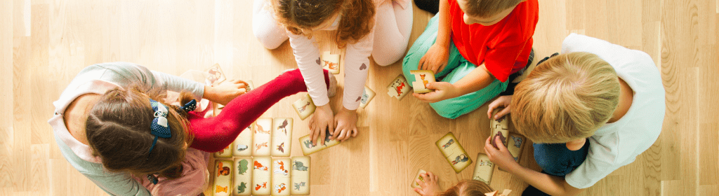 Banner superior do produto. Segue a descrição do conteúdo: Manual sobre a psicomotricidade relacional voltado para psicomotricistas, especialistas ou estudantes de psicomotricidade.

O que você verá no manual ?

-A psicomotricidade relacional como abordagem terapêutica e educativa
-Corpo, movimento e vínculo afetivo
-Influências teóricas: psicanálise, fenomenologia, psicologia humanista e pedagogia ativa
-Diferença entre psicomotricidade relacional e funcional
-O corpo na construção do sujeito
-Linguagem corporal e simbolização
-Papel do inconsciente no movimento
-Emoções e afetos expressos pelo corpo
-Quem pode atuar?
-Formação necessária
-Postura do profissional: escuta, presença e empatia
-Espaço físico, afetivo e simbólico
-Materiais utilizados
-Estrutura e rotina das sessões
-Estrutura geral da sessão
-Roteiros práticos para sessões regulares e para crianças com TEA
-Registro pós-sessão
-Benefícios emocionais, motores e sociais
-Indicações para TDAH, TEA, TOD, entre outros
-Contribuições para aprendizagem e comportamento
-Princípios inclusivos da abordagem
-Adaptações para diferentes perfis de crianças
-Participação ativa e subjetiva
-Aplicações em contextos escolares e clínicos
-Intervenções clínicas com casos práticos: TDAH, TEA, TOD
-Atuação individual e em grupo