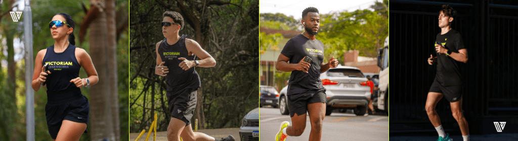 Banner superior do produto. Segue a descrição do conteúdo: A Assessoria Victoriam é mais do que um plano de treinos.

É um movimento para quem acredita que correr pode transformar corpo, mente e espírito.

Aqui, você tem um grupo engajado e profissionais capacitados para te ajudar a evoluir na corrrida.

Oferecemos treinos 100% personalizados para os seus objetivos, seja correr 5km ou completar uma maratona.

Acompanhamento próximo e feedbacks constantes de um treinador profissional.

Descontos em fisioterapia e fortalecimento, para cuidar do seu corpo como um atleta de verdade.

App para receber, acompanhar e registrar seus treinos. 

Tudo isso com o acompanhamento de uma equipe comprometida em te ajudar a evoluir, estar mais próximo de Deus e formar novas amizades.